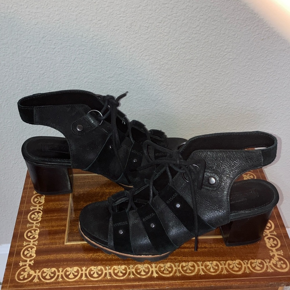 Sorel 8.5 Black  Lace Up Leather Sandal